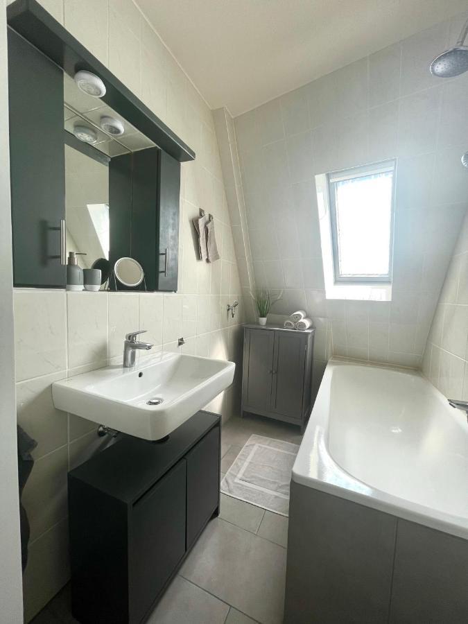 City Apartment, Ferienwohnung 3 Zkdb, Balkon, Dachgeschoss, Naehe Duesseldorf Krefeld Ngoại thất bức ảnh